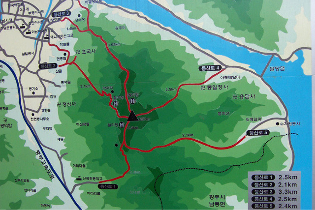 등산로 쉼터에서의 전망 이미지